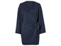 Une robe bleu marine à manches longues et à encolure en V.