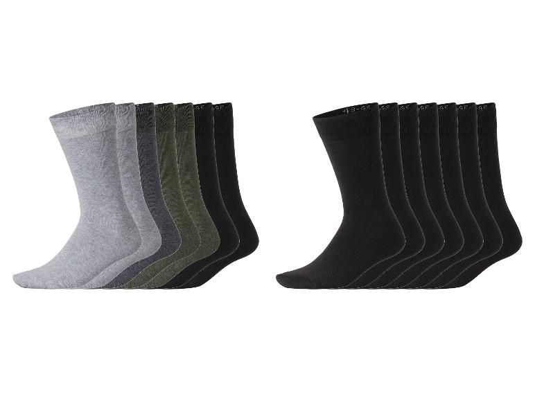 Deux ensembles de chaussettes, l'un dans des tons de gris et de vert, l'autre entièrement noir.