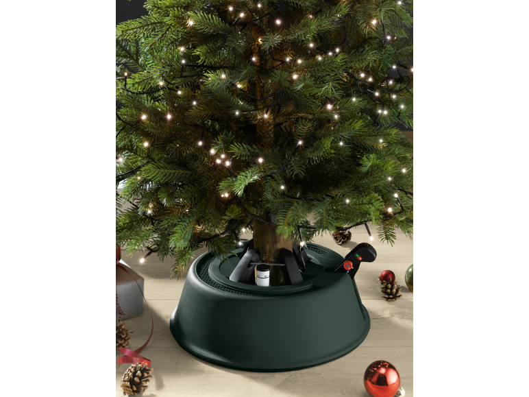 Sapin de Noël artificiel illuminé avec support vert et décorations festives.