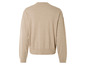 Pull beige à manches longues.