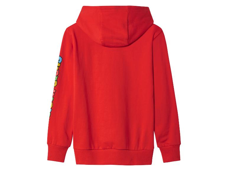 Sweat-shirt rouge à capuche avec impression colorée sur une manche.
