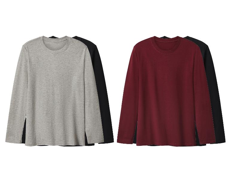 Deux t-shirts à manches longues, un gris et un rouge, avec un t-shirt noir derrière.