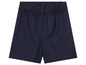 Un short bleu foncé avec une taille élastique.
