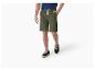 Shorts en velours côtelé vert olive et baskets.