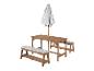 Ensemble table et bancs en bois pour enfants avec parasol gris à étoiles blanches.