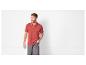 Polo rouge et pantalon gris pour homme.