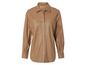 Une chemise en cuir marron à boutons.
