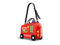 Une valise rouge en forme de camion de pompiers avec une bandoulière.
