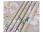 Tissu à motif floral beige et rose, avec des plis doux.