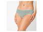 Une femme portant un slip en coton vert clair.