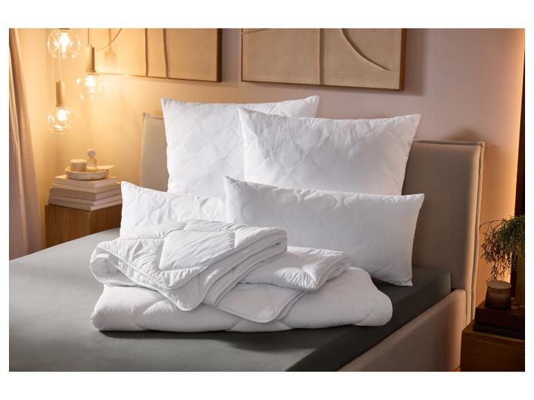 Couette chaude lavable à haute température LIVARNO® et oreillers sur un lit douillet.