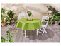 Une nappe verte sur une table ronde avec deux chaises blanches sur une terrasse.
