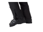 Pantalon de ski noir avec fermetures éclair sur les chaussures de ski.