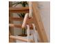 Triangle d'escalade en bois avec cordes blanches pour jeux d'enfants.