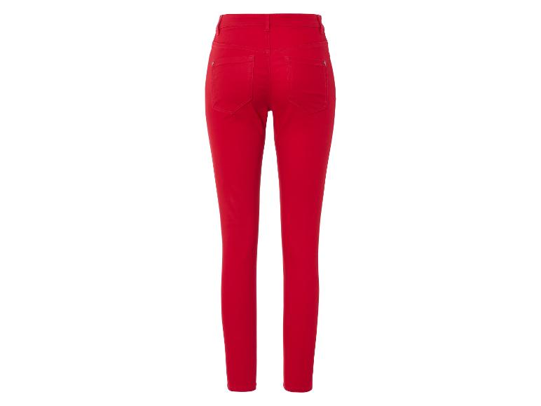 Un jean skinny rouge taille haute.