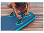 Une planche de paddle gonflable avec trois ailerons.