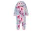 Une combinaison rose avec une capuche et un motif tie-dye.