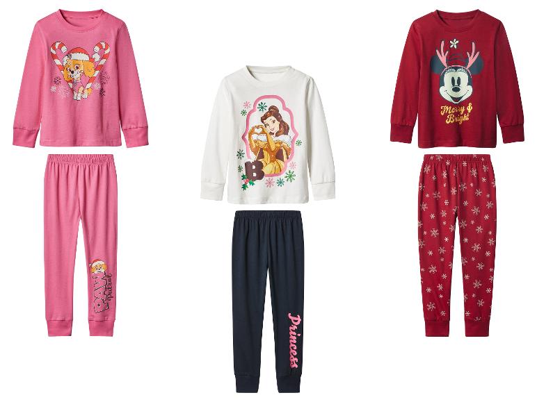 Trois ensembles de pyjamas pour enfants : rose Pat' Patrouille, blanc Princesse Belle et rouge Mickey Mouse.