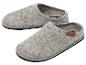 Paire de chaussons en feutre gris clair avec des accents marron, sur fond blanc.