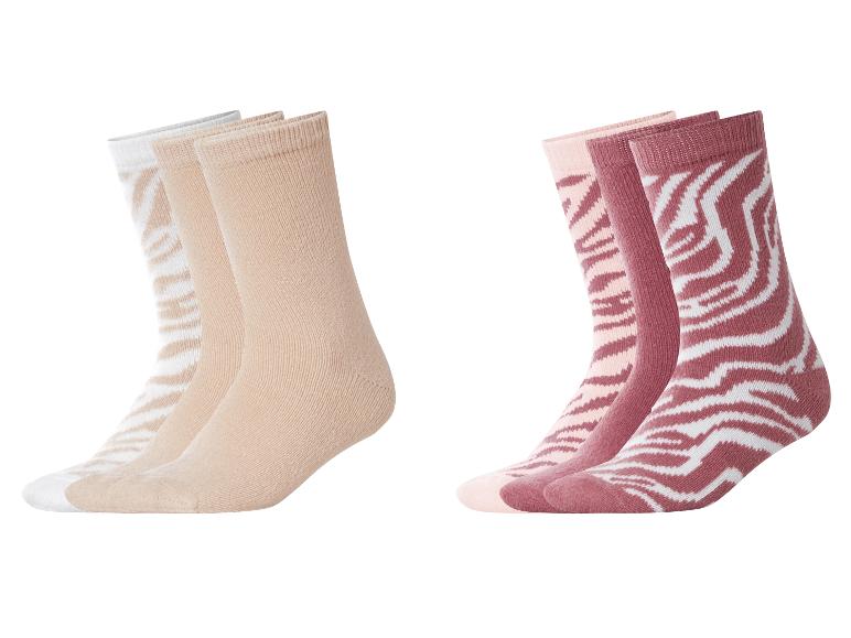 Deux lots de chaussettes : beige et blanc, et rose et bordeaux à rayures zébrées.