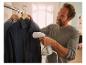 Un homme utilise un fer à vapeur Livery pour repasser une chemise.