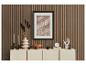 Un salon moderne avec un mur à lattes en bois, un buffet clair et des objets décoratifs.