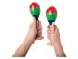 Deux mains tenant des maracas colorées, rouges, vertes et bleues