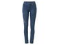 Jeans skinny bleu foncé avec des trous.