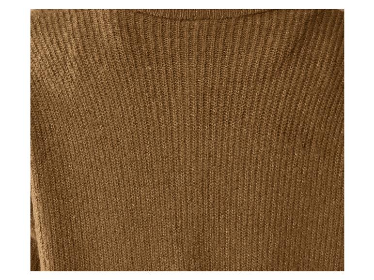 Gros plan sur un pull en maille marron.