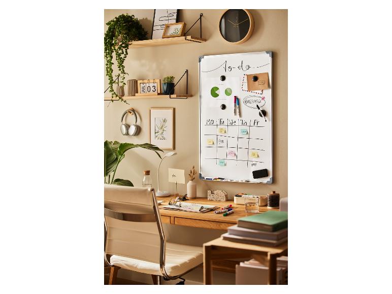 Tableau blanc magnétique CRELANDO® dans un bureau à domicile chaleureux.