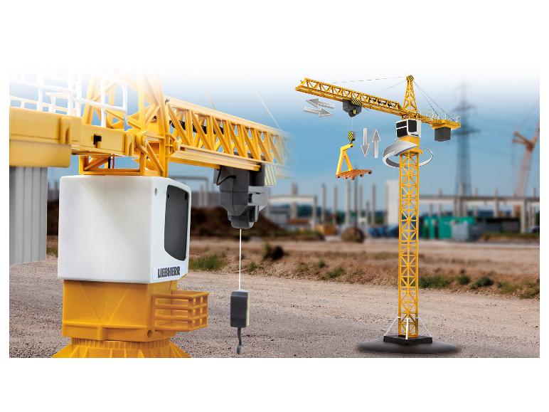 Modèle de jouet de grue à tour Liebherr avec arrière-plan de chantier.