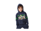 Un enfant souriant porte un sweat à capuche Peanuts.