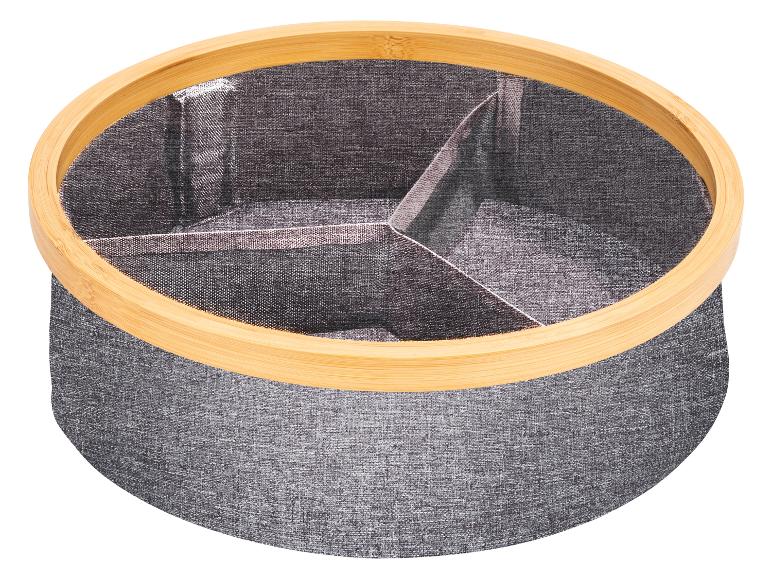 Panier à linge gris avec cadre en bambou.