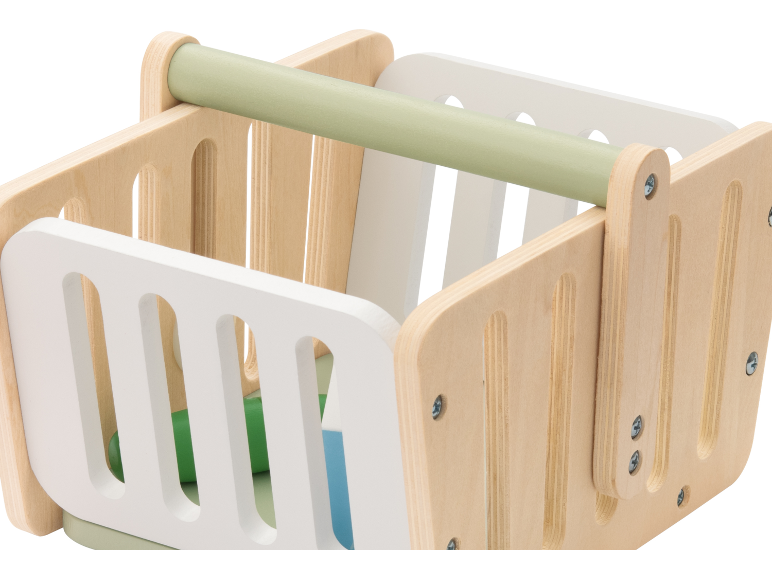Panier de courses en bois avec des détails blancs et vert clair.