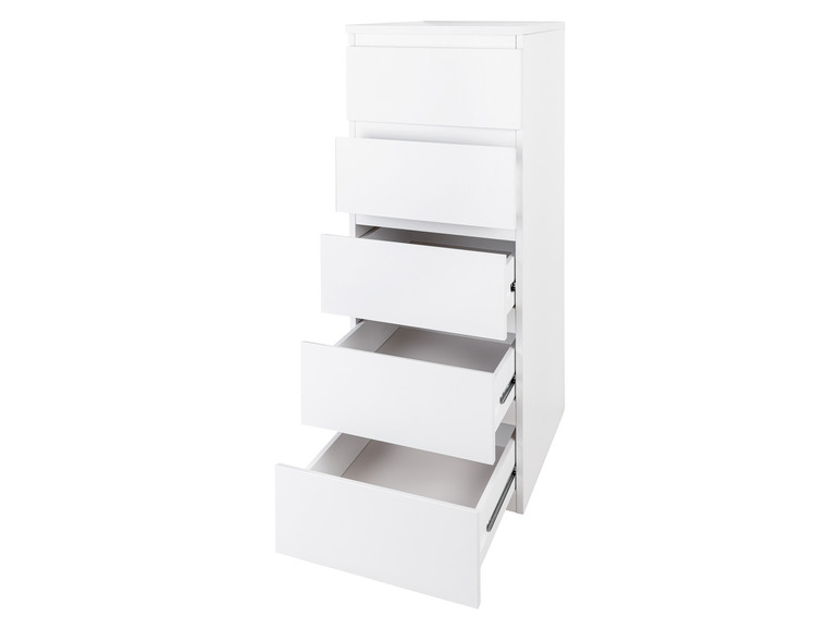 Une commode blanche avec cinq tiroirs, dont trois sont ouverts.