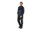 Homme souriant en pull bleu foncé et pantalon de travail noir.