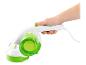 Une main tient un aspirateur Cleanmaxx vert et blanc.
