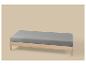 Banc en bois avec matelas gris sur fond beige.