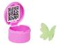 Conteneur rose avec code QR et bague papillon verte.