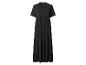 Robe longue noire à manches courtes et col en V.