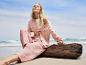 Combinaison et chemise en gaze de coton rose pâle, style plage.