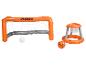 Cage de football gonflable orange avec ballon blanc et panier de basket gonflable avec ballon orange.