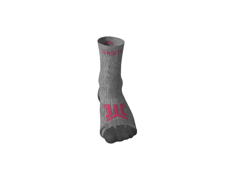 Chaussette grise CRIVIT avec texte rose, vue de face.
