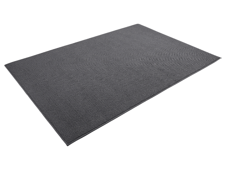 Un tapis gris foncé à poil court.