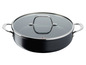 Une casserole noire avec un couvercle en verre de la marque Tefal.