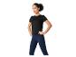 Femme en débardeur noir et leggings bleu marine.