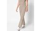 Pantalon beige et baskets blanches.