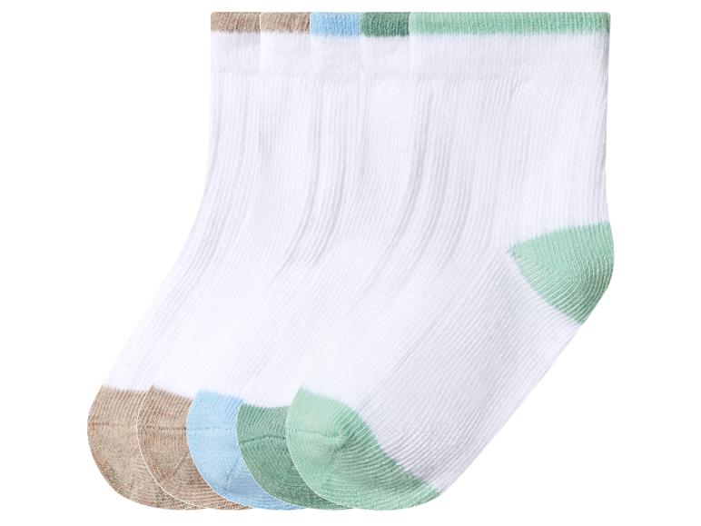 Quatre paires de chaussettes blanches avec talons et bords colorés en marron, bleu et vert.