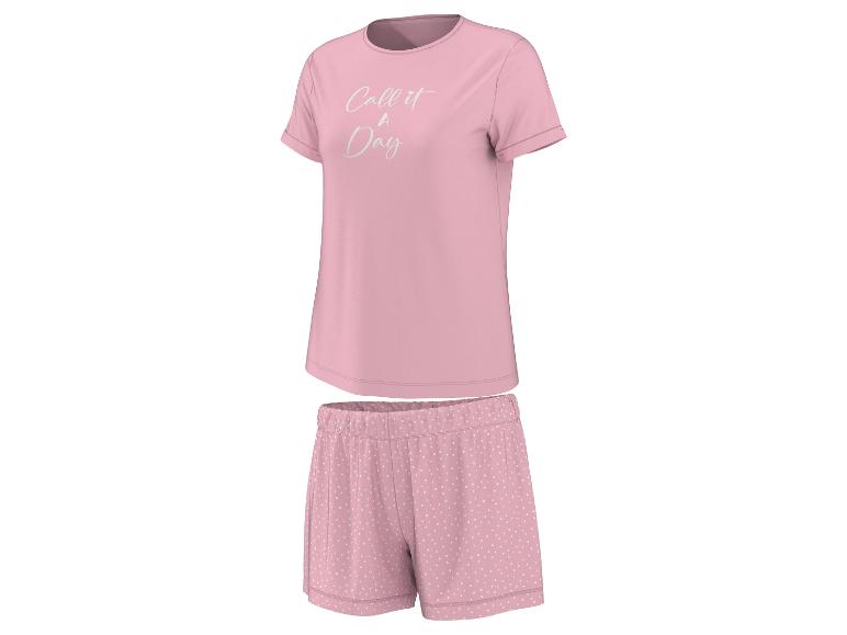 Pyjama rose pour femme avec un t-shirt à manches courtes et un short à pois.