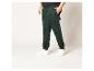 Pantalon cargo vert avec des baskets blanches.